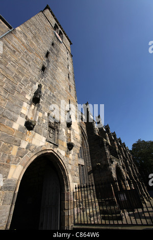 Ville de St Andrews, Écosse. La tour de St Salvator sur Rue du Nord avec la chapelle du collège à l'arrière-plan. Banque D'Images