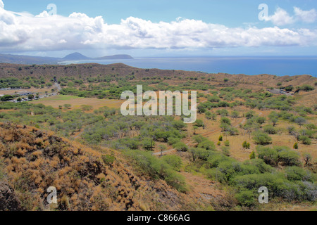 Vue de l'intérieur du cratère Diamondhead avec Koko Head dans la distance Banque D'Images