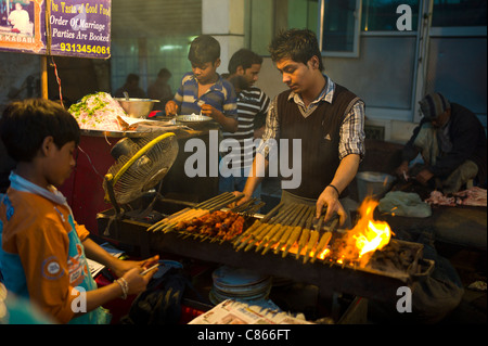 La nourriture, la viande en brochettes, en vente à l'étal de viande en snack-marché à Meena Bazar musulman, dans Old Delhi, Inde Banque D'Images