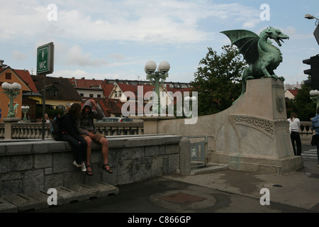 La Sécession Dragon Bridge sur la rivière Ljubljanica à Ljubljana, Slovénie. Banque D'Images