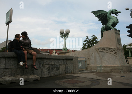 La Sécession Dragon Bridge sur la rivière Ljubljanica à Ljubljana, Slovénie. Banque D'Images