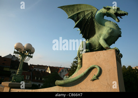 La Sécession Dragon Bridge sur la rivière Ljubljanica à Ljubljana, Slovénie. Banque D'Images