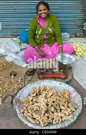 Old Delhi, Daryagang marché de fruits et légumes - ginger en vente, de l'Inde Banque D'Images