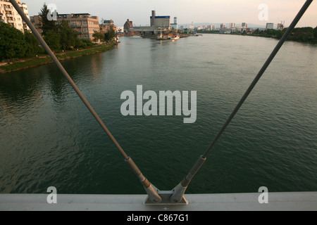 Point sur le Rhin où la Suisse, français et allemand de frontières étatiques rencontrez près de Bâle, Suisse. Banque D'Images