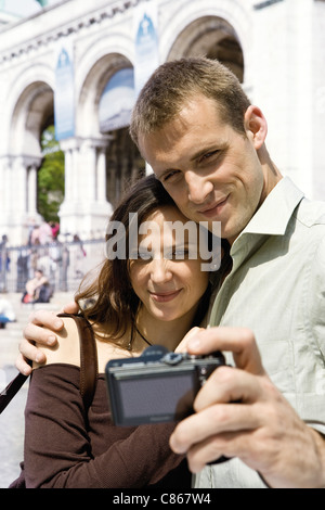 Man lui-même et sa petite amie avec appareil photo numérique Banque D'Images