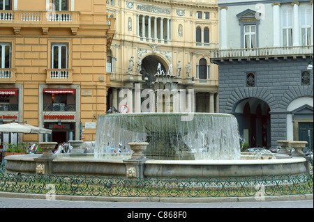 La fontaine de la Piazza Trento e Trieste Italie Naples Banque D'Images