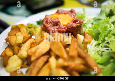 Steak tartare et frites Banque D'Images