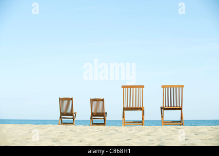 Des chaises longues sur la plage Banque D'Images