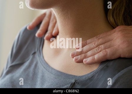 Woman receiving shoulder massage Banque D'Images