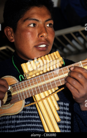 Le Pérou. Musician playing le charango et le pan sur le train de Puno à Cusco. Banque D'Images