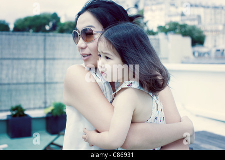 Mother holding little girl Banque D'Images