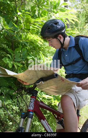 Man reading map on bicycle Banque D'Images