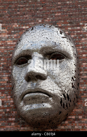 Sculpture à face métallique sur le mur extérieur de Lincoln City, par l'artiste Rick Kirkby. Banque D'Images