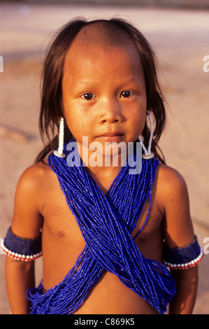 Un ukre-village, au Brésil. Boy wearing Kayapo beaucoup de perles bleues ; zone indigène du Xingu, Etat de Para. Banque D'Images