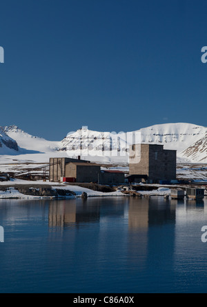 Charbon vieux bâtiments et vieux classement power station, Ny Alesund, Svalbard. Banque D'Images