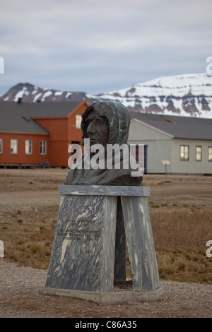 Statue de Roald Amundsen à Ny Alesund, Svalbard. Banque D'Images