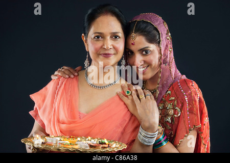 Mère et fille avec un plateau de diyas Banque D'Images