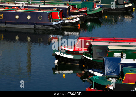 Bateaux amarrés dans le canal du bassin de St Pancras par le Regent's Canal, St Pancras, London, UK Banque D'Images