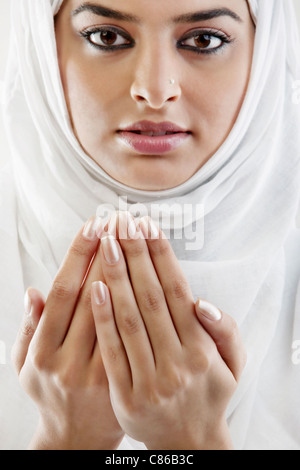 Femme musulmane faire Namaaz Banque D'Images