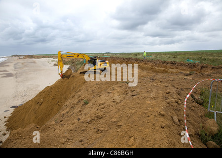 Komatsu PC 290 LC pelle sur chenilles 360 travailler sur un projet de l'érosion côtière à Norfolk, UK . Banque D'Images