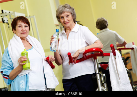 Portrait de deux femmes âgées en gym looking at camera Banque D'Images