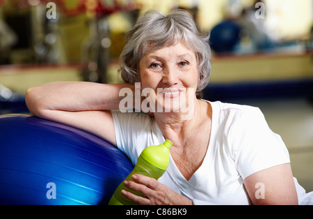 Portrait of senior woman in sportswear looking at camera and smiling Banque D'Images