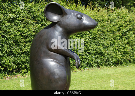 Chemin du poète du musée du lieu de naissance de Robert Burns, monument géant de Kenny Hunter à LA souris inspiré du poème à la souris, Alloway, Ayrshire, Écosse, Royaume-Uni Banque D'Images