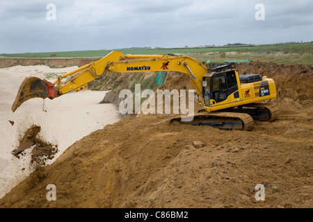 Komatsu PC 290 LC pelle sur chenilles 360 travailler sur un projet de l'érosion côtière à Norfolk, UK . Banque D'Images