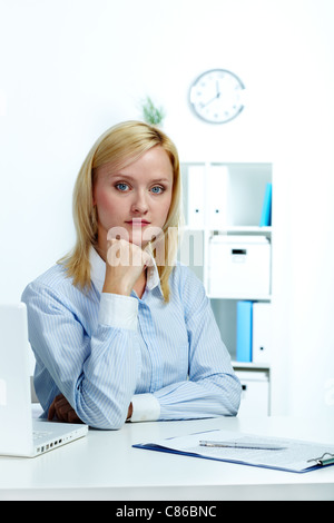 Portrait de jeune femme belle à son travail à la caméra et au sourire Banque D'Images