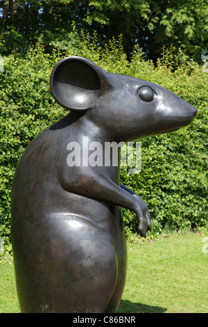 Chemin du poète du musée du lieu de naissance de Robert Burns, monument géant de Kenny Hunter à LA souris inspiré du poème à la souris, Alloway, Ayrshire, Écosse, Royaume-Uni Banque D'Images