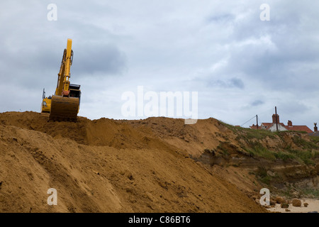 Komatsu PC 290 LC pelle sur chenilles 360 travailler sur un projet de l'érosion côtière à Norfolk, UK . Banque D'Images