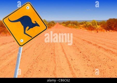 Roadsign kangourou australien en rouge paysage outback Banque D'Images