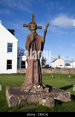 Statue de Saint Aidan à St Mary's Churchyard à côté de prieuré de Lindisfarne, Northumberland
