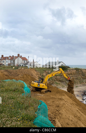 Komatsu PC 290 LC pelle sur chenilles 360 travailler sur un projet de l'érosion côtière à Norfolk, UK . Banque D'Images