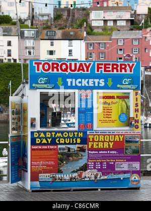 Réservation de croisière kiosque, Brixham Harbour, Brixham, Devon, Angleterre, Royaume-Uni. Banque D'Images