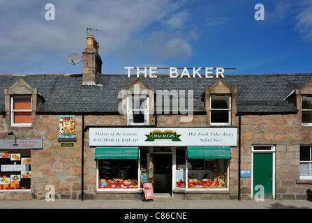 Armoiries royales au-dessus de locaux de Chalmers Bakery Limited, Chemin du Golf. Ballater, Royal Deeside, Aberdeenshire, Ecosse, Royaume-Uni, Europe. Banque D'Images