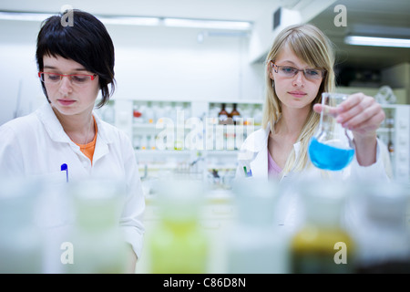 Deux femmes chercheurs dans un laboratoire de chimie Banque D'Images