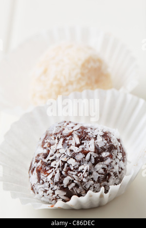 Boules au chocolat enrobés de noix de coco en cas de papier Banque D'Images