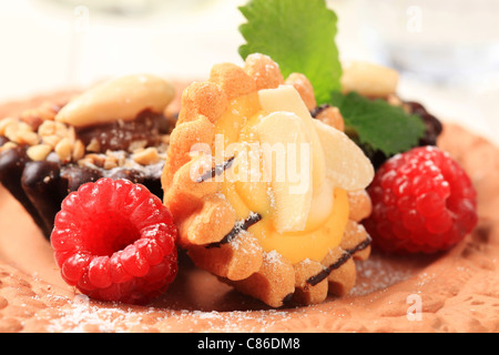 Tartelettes au chocolat et crème vanille garni de framboises Banque D'Images