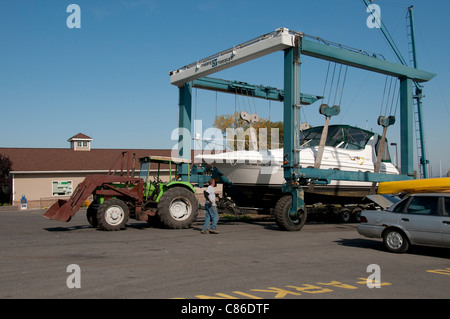 Bateau en mouvement de cale sèche. Banque D'Images