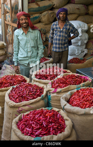 Porteurs à bloquer la vente des piments à Khari Baoli spice aliments séchés et marché, Old Delhi, Inde Banque D'Images