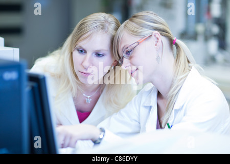 Deux femmes chercheurs dans un laboratoire de chimie Banque D'Images