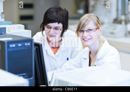 Deux femmes chercheurs dans un laboratoire de chimie Banque D'Images