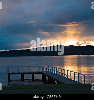 Magnifique Coucher de soleil sur le lac Taupo Île du Nord Nouvelle-Zélande NZ Banque D'Images