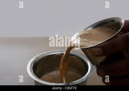 Le café filtre est versé dans un dabarah Banque D'Images