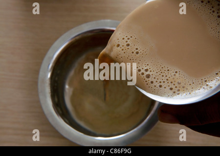 Le café filtre est versé dans un dabarah Banque D'Images