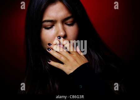 Portrait de jeune fille pleurer dans le noir Banque D'Images