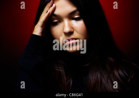 Teenage girl crying in the dark Banque D'Images