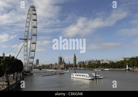 La Tamise à l'ouest vers le London Eye et Westminster. Prises à partir de la passerelle du Jubilé. Banque D'Images