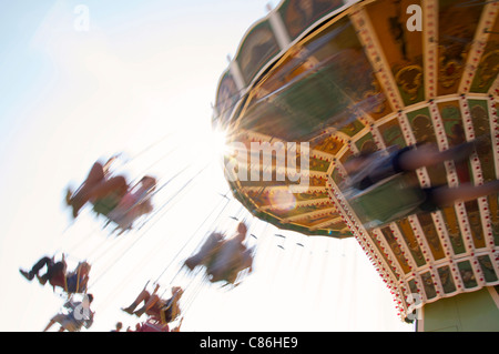 Les gens s'amusant sur un chairoplane rétro à un juste Banque D'Images